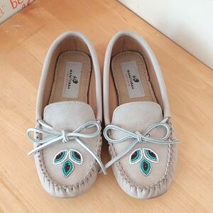 Manitobah flat shoes